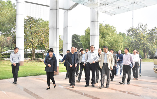 合肥市政协主席韩冰一行 莅临伟德bv1946制药调研